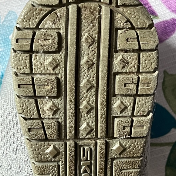 Sketchers Size 7 - Picture 11 of 12